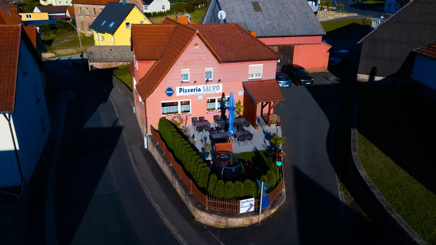 Luftaufnahme: das Salvo mit Terrasse und Biergarten an der Straßenecke